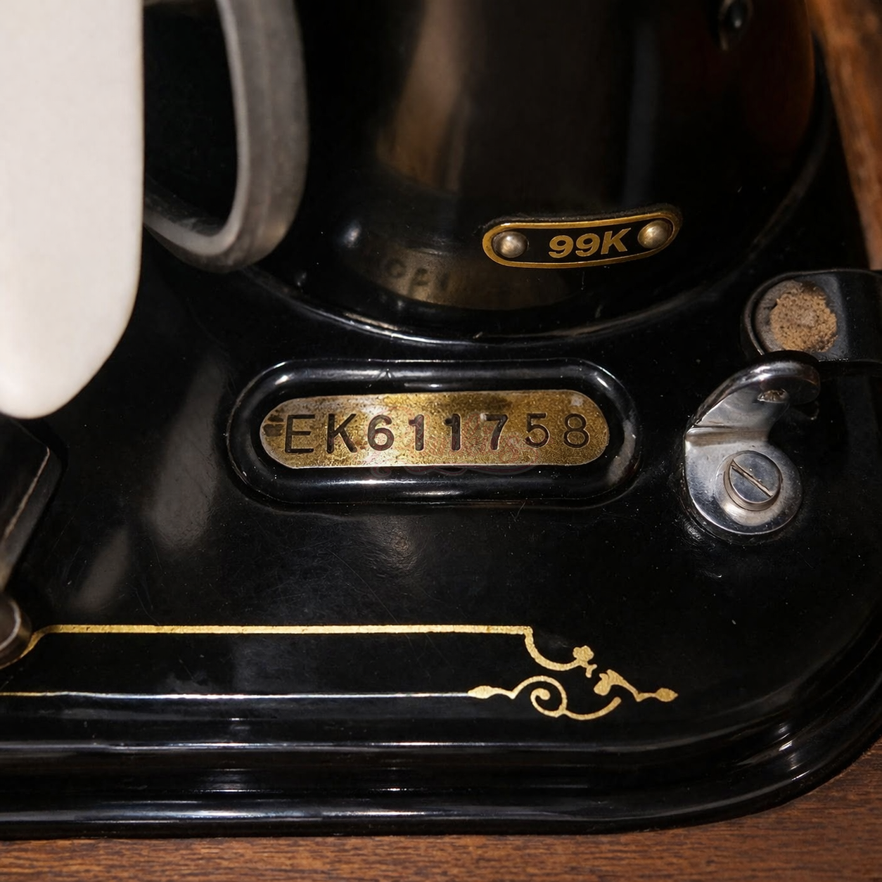 Singer - Antique - Image 2