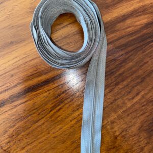 Light grey zip tape, 2.5cm wide x 2.5m
